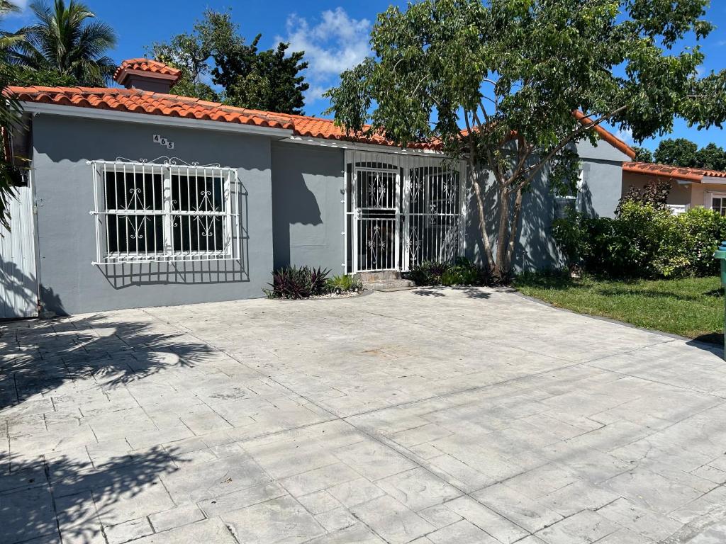 Το κτήριο όπου στεγάζεται  η παραθεριστική κατοικία