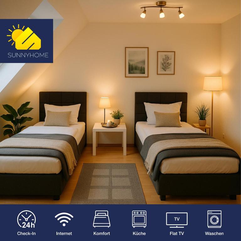 zwei Betten in einem Zimmer mit zwei Lampen in der Unterkunft SUNNYHOME Monteurwohnungen und Apartments nahe Regensburg in Nittendorf