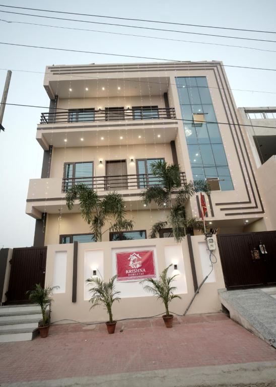 um edifício com um sinal vermelho em frente em Hare Krishna Homestay em Agra