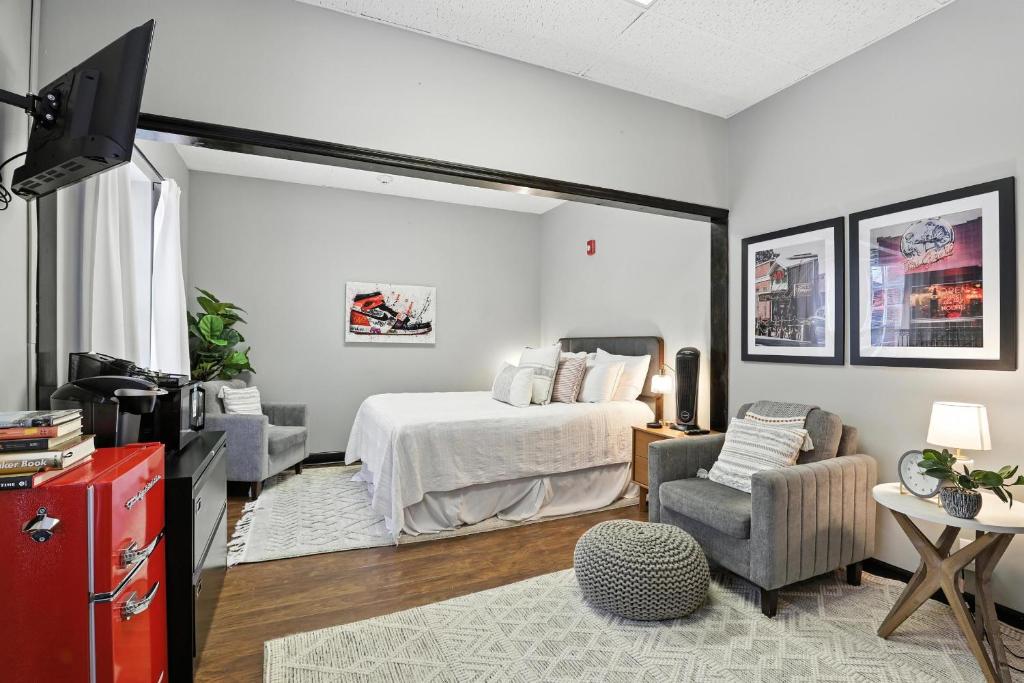 a bedroom with a bed and a tv in a room at New Listing The 483 Suite - Walk to Stadium in Athens
