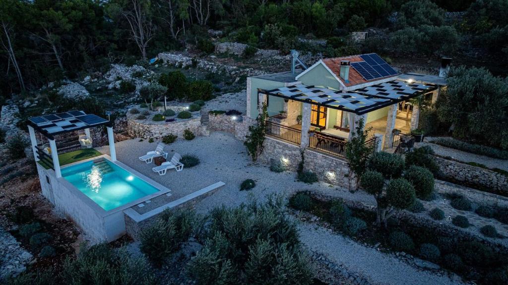 Bazén v ubytování House Komadic raja nebo v jeho okolí