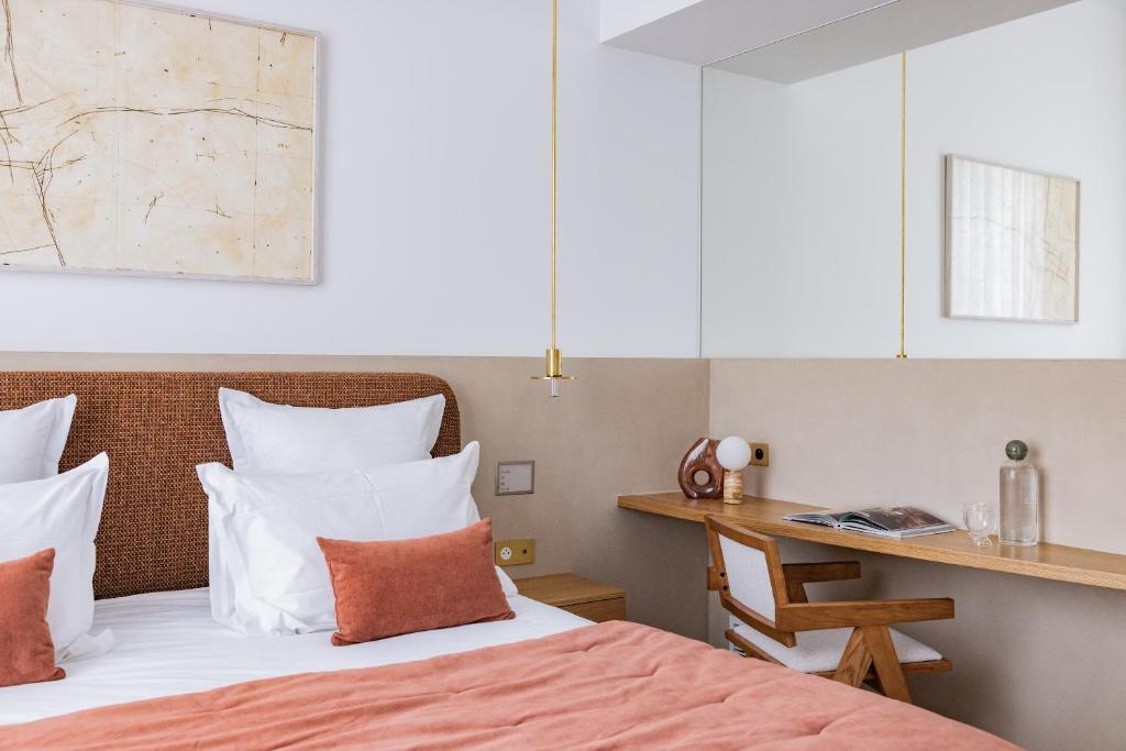 Кровать или кровати в номере 1.75 Paris La Source