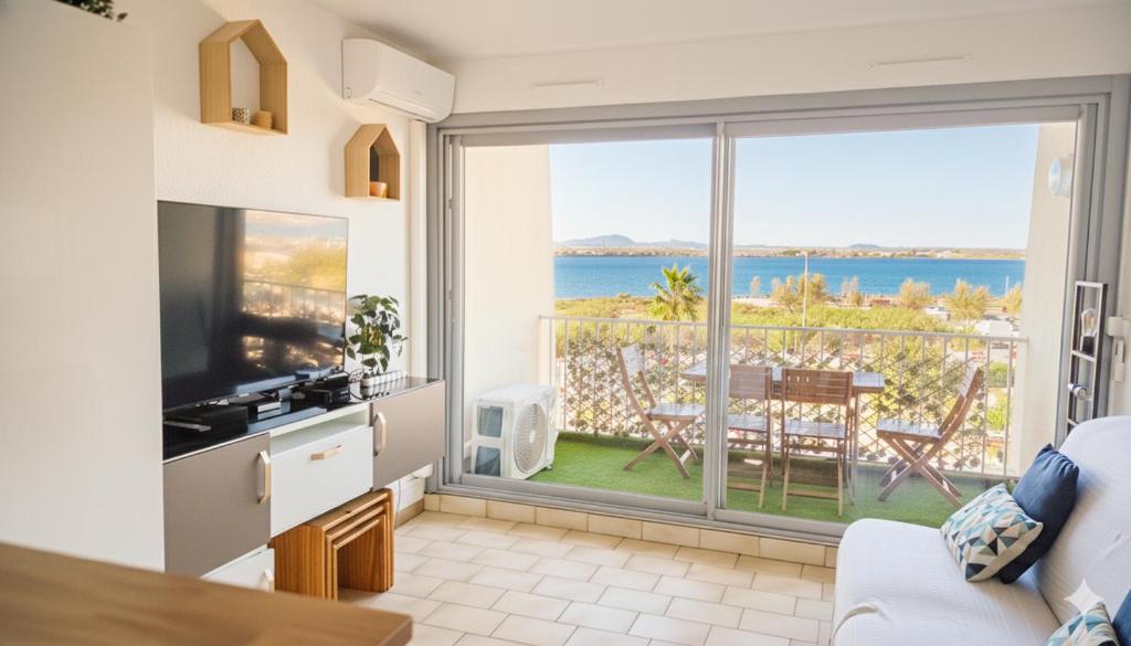 a living room with a view of the ocean at Le Moderna 1 ère ligne Bord de Mer Palavas in Palavas-les-Flots
