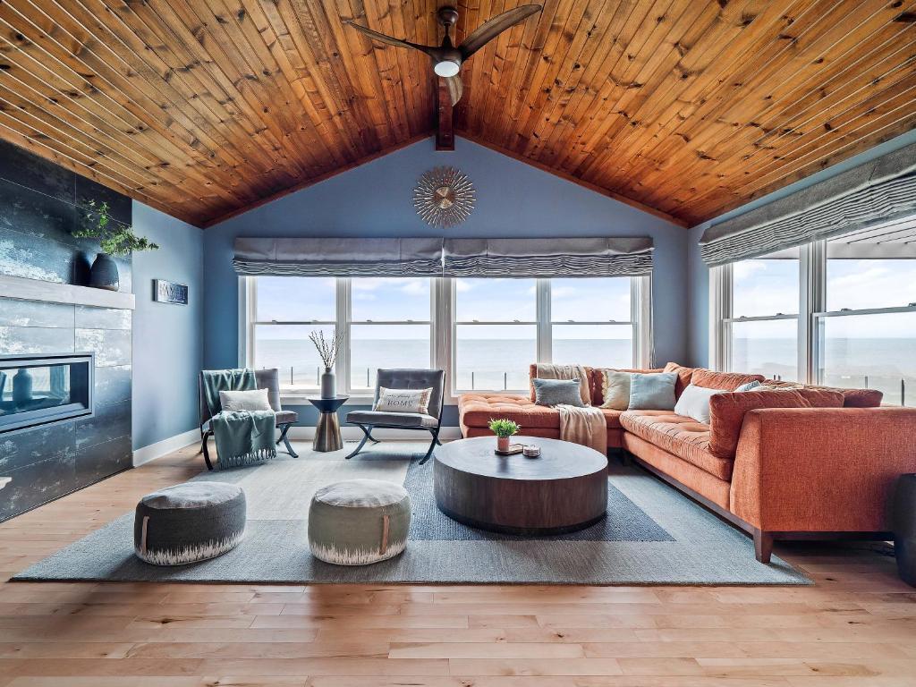 Posezení v ubytování Lakefront Luxury - Kayaks - 4 Bedrooms - 3 Full Baths - Sleeps 8