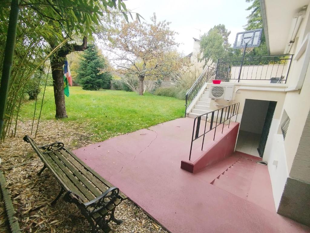 Billede fra billedgalleriet på Appartement T4 rez jardin Avec grand space vert i Livry-Gargan