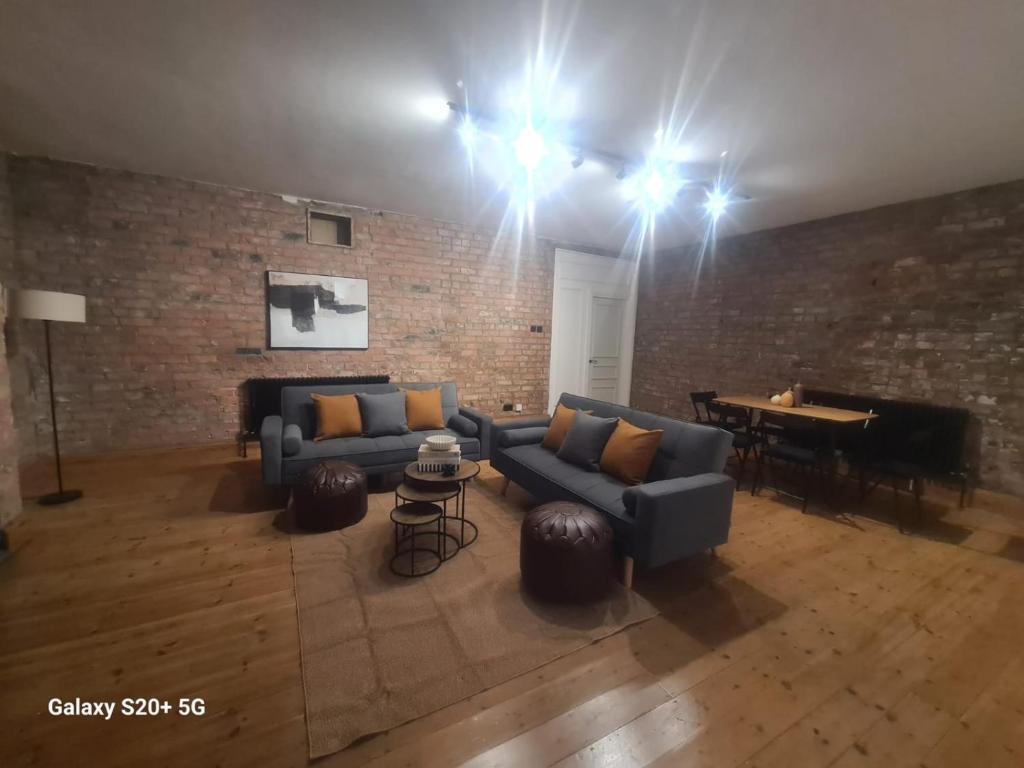 サンダーランドにあるSunderland Two Bed Apartmentsのリビングルーム(ソファ2台、ピアノ付)