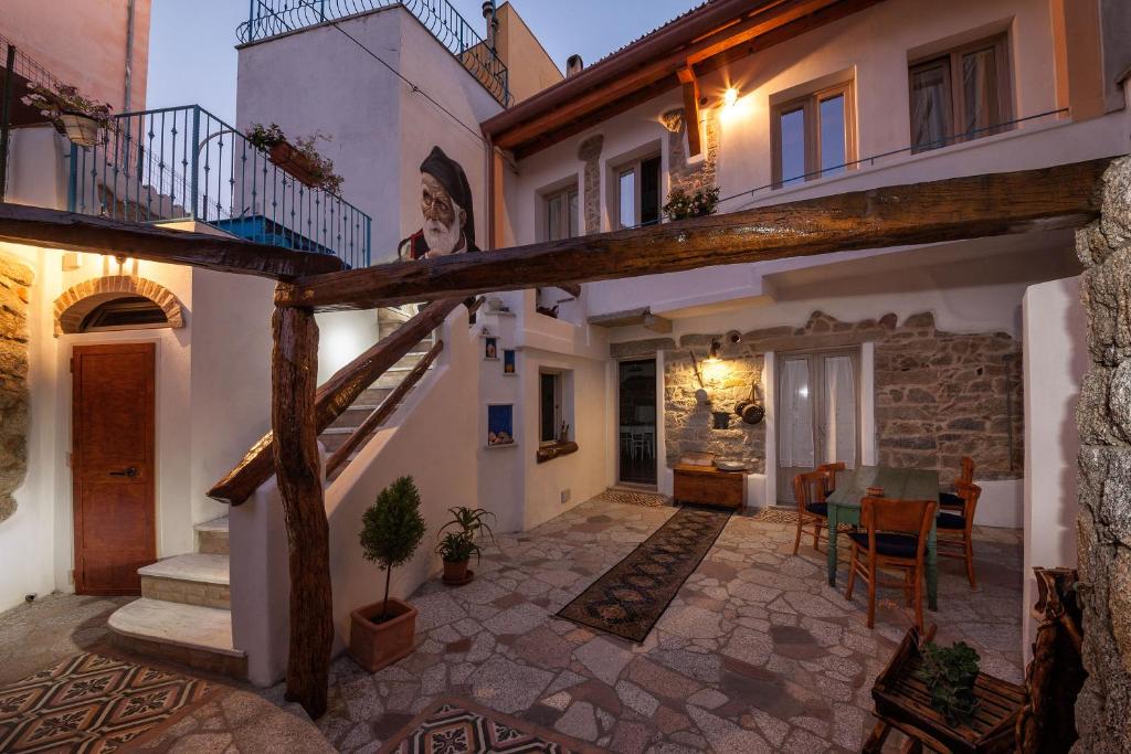 a courtyard of a house with a table and chairs at B&B Pascal House Nuoro_IUN E5016 in Nuoro