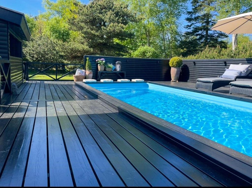 Swimmingpoolen hos eller tæt på Holiday Home With Pool Between Beach And Forest