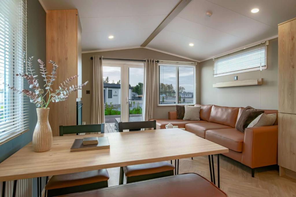 un salon avec un canapé et une table dans l'établissement Bower lodge 72, à Cameron