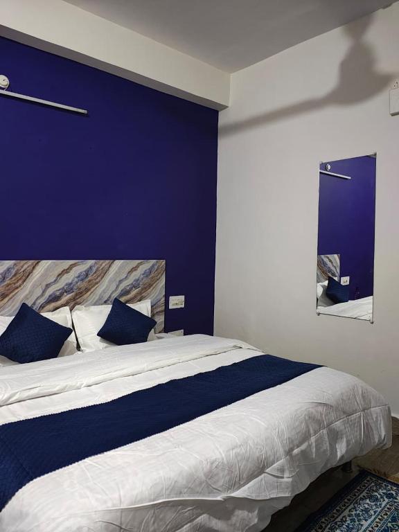 Ένα ή περισσότερα κρεβάτια σε δωμάτιο στο Hotel krishna and Restaurant