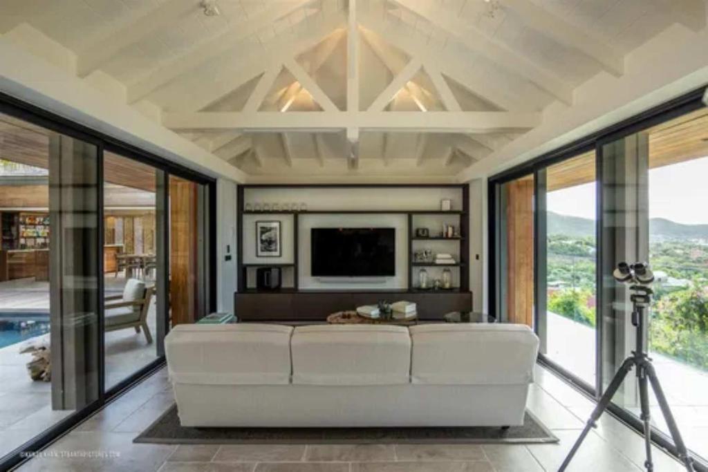 Prestigious Hilltop Retreat With Sun Terrace