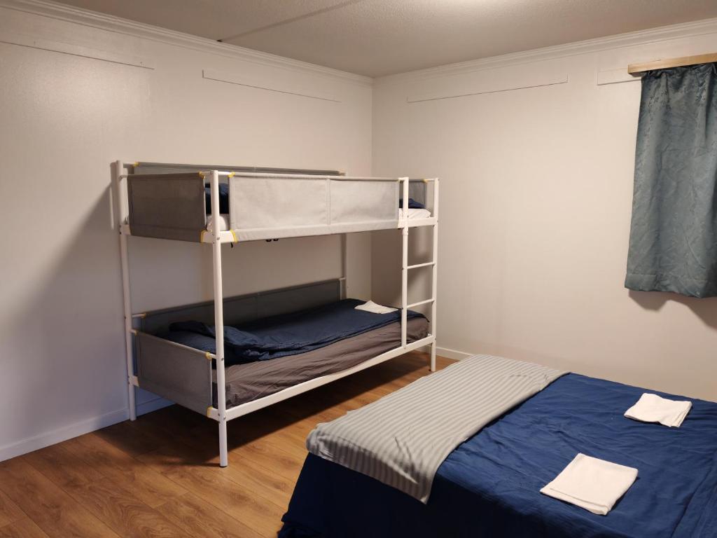 Ένα ή περισσότερα κρεβάτια σε δωμάτιο στο Room in Keflavík