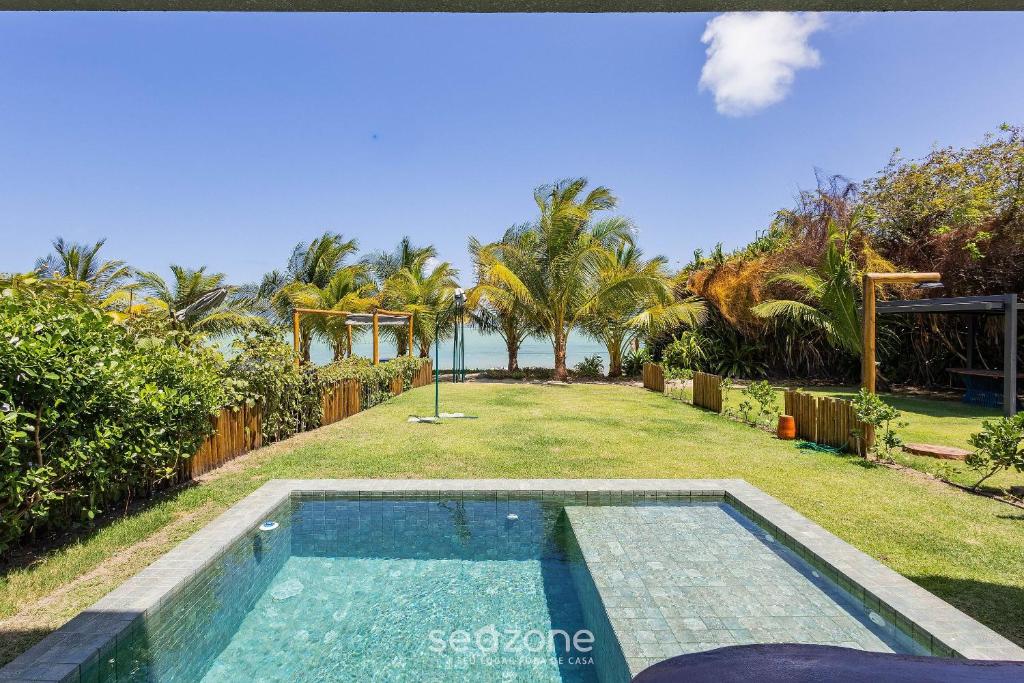 ein Swimmingpool im Hof eines Hauses in der Unterkunft Casas em condomínio à beira-mar, OKA Morada dos Milagres - GREs in Barra do Camaragibe