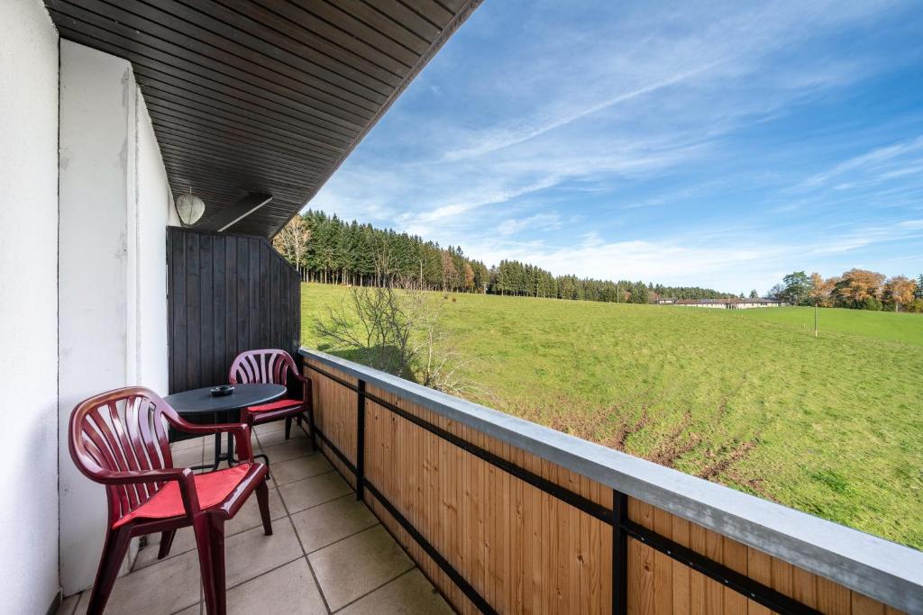 MühlenbachにあるCafé Pension Pfaus 1 fewo-4 Zimmerの椅子2脚とテーブル1台