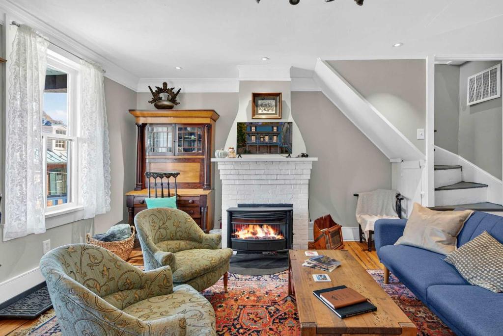 sala de estar con chimenea y sofá azul en Historic Home in Harpers Ferry National Park, en Harpers Ferry