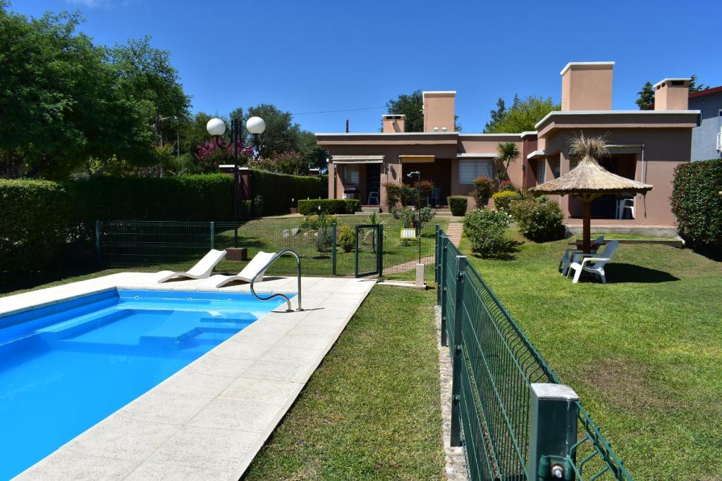 une piscine devant une maison dans l'établissement Aparts Solares, à San Antonio de Arredondo