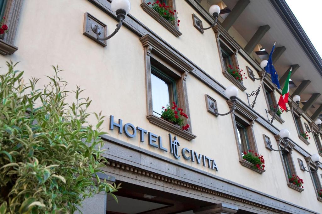 una señal de hotel en el lateral de un edificio en Hotel Civita, en Avellino