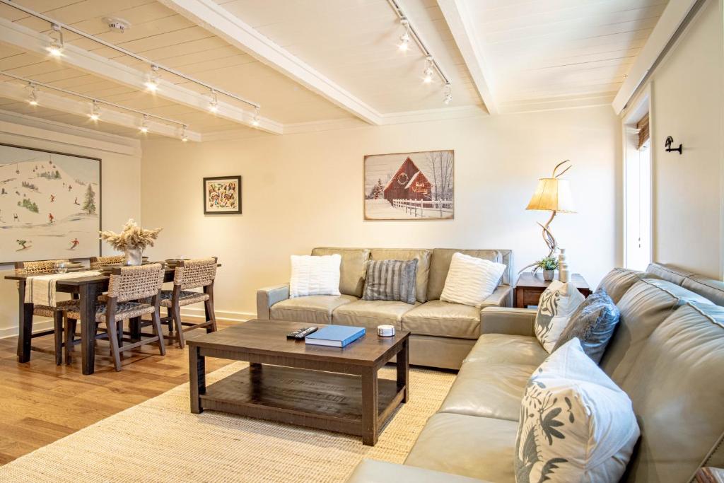 un soggiorno con un divano e un tavolo di Atelier Alpine - Modern 2BD Condo w/Baldy Views a Sun Valley