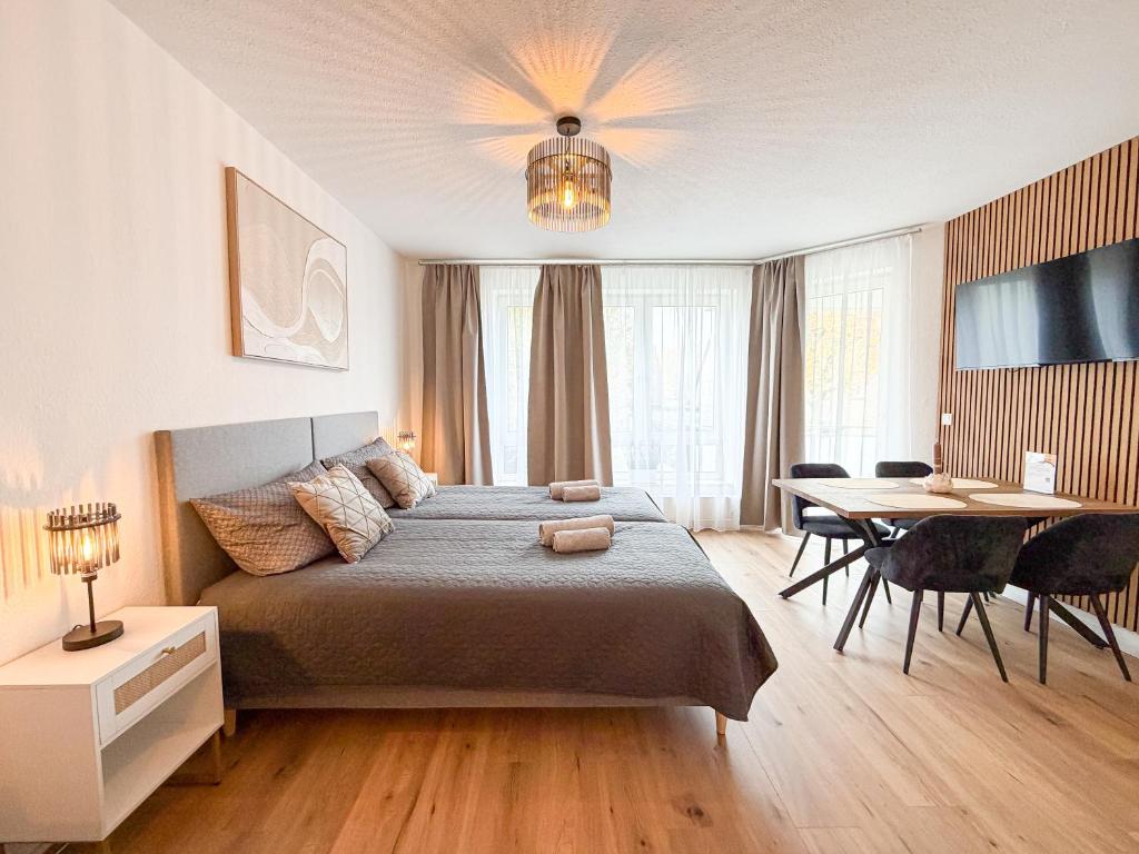 ein Schlafzimmer mit einem Bett und einem Tisch mit Stühlen in der Unterkunft Modernes Studio mit Balkon & Parkplatz, Wifi- K#1 in Osterholz-Scharmbeck
