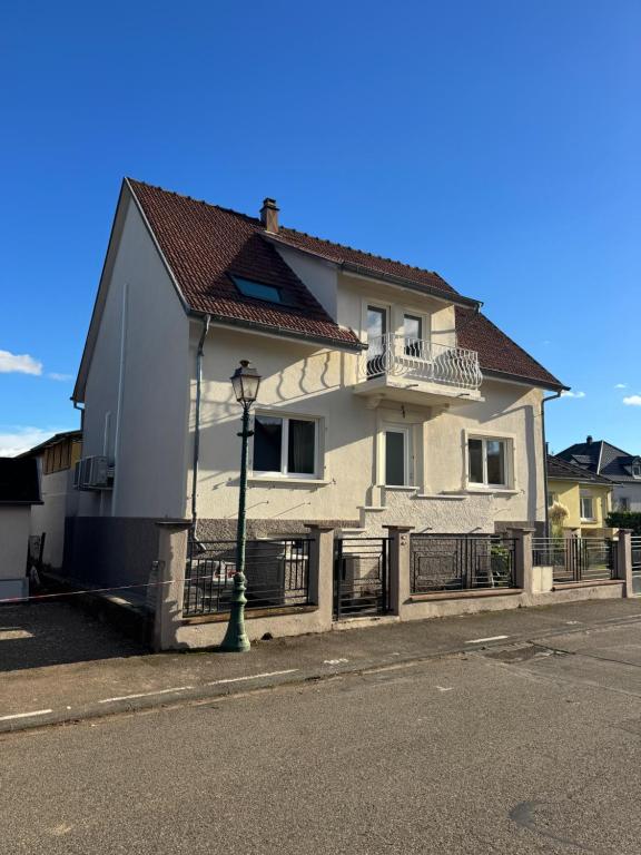 a white house on the side of a street at Le Kintz' in Kintzheim