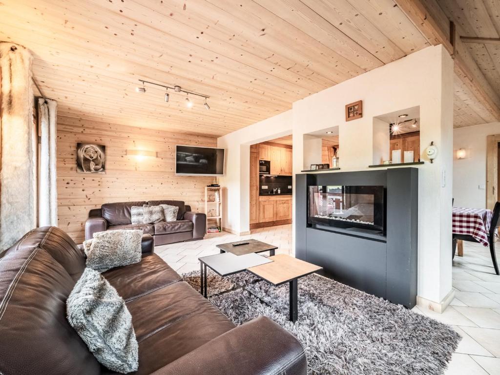 Η κουζίνα ή μικρή κουζίνα στο Appartement Duplex au Cœur des Gets - 3 Chambres, 3 SDB, Proche Pistes et Commerces, Garage Privé - FR-1-671-80