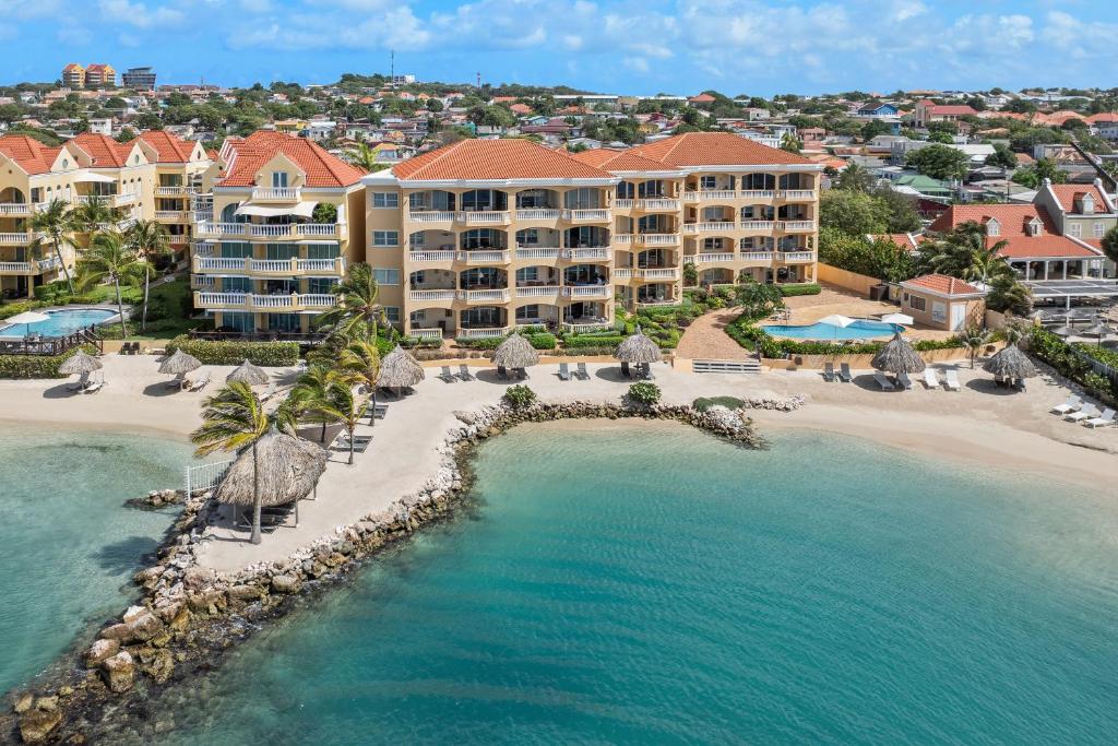 une vue aérienne du complexe et de la plage dans l'établissement The Strand apartment for 5 guests with pool and beach, à Willemstad