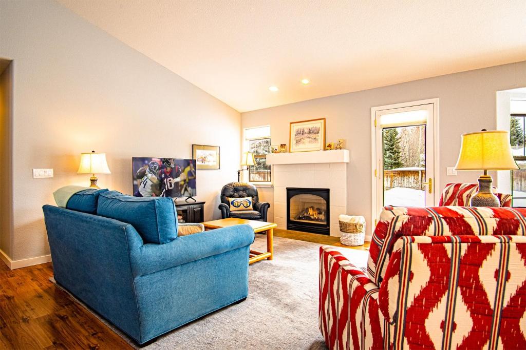 un salon avec deux chaises et une cheminée dans l'établissement In the Heart of Hailey; PRIVATE PET-FRIENDLY 3 bedroom home with garage, à Hailey