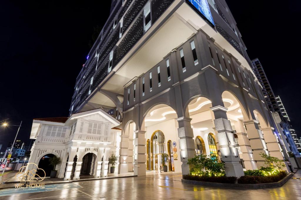 ein großes weißes Gebäude mit Lichtern in der Nacht in der Unterkunft 22Macalisterz by MC Home in George Town