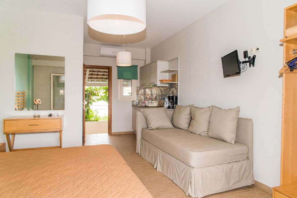 Televízia a/alebo spoločenská miestnosť v ubytovaní Lemonia Accommodations