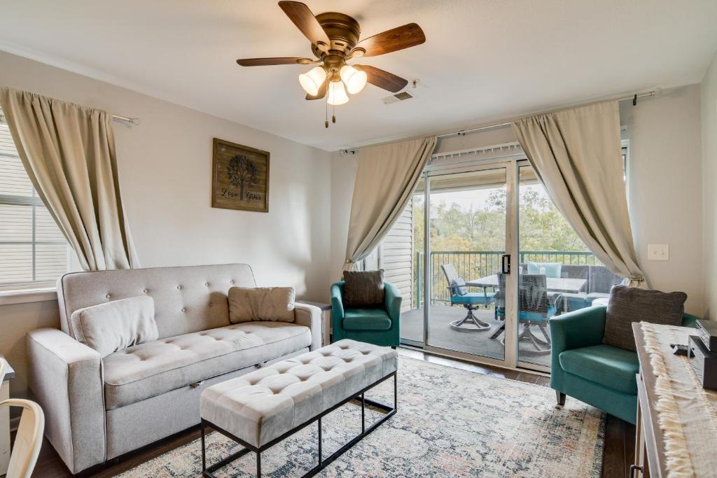 Χώρος καθιστικού στο 3 Mi to Dtwn! Holiday Hills Golf Retreat