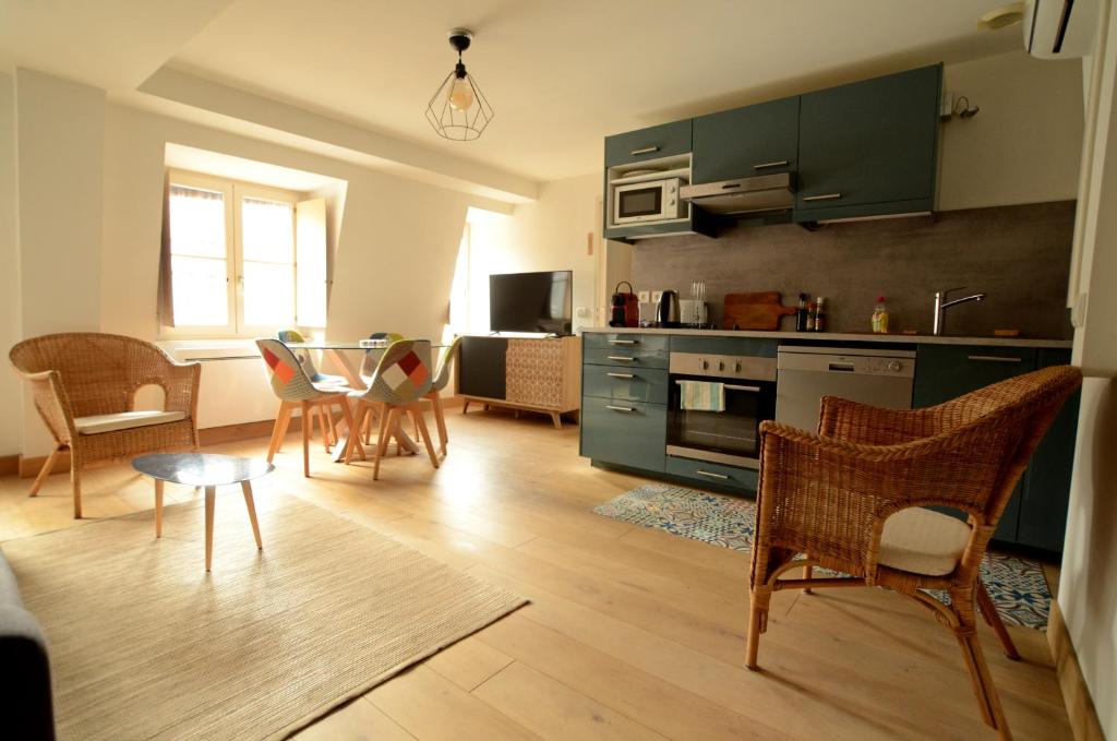Кухня или мини-кухня в Tiny duplex climatisé
