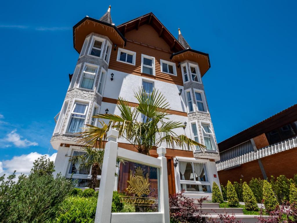 グラマドにあるHotel Locanda Casa D'Oroの前にヤシの木がある建物