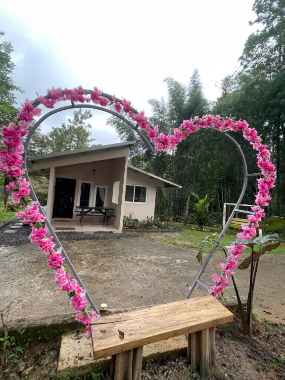 a heart shaped mirror on a bench with flowers at Cabaña con fogata BBQ y ríos cerro azul in Los Altos de Cerro Azul