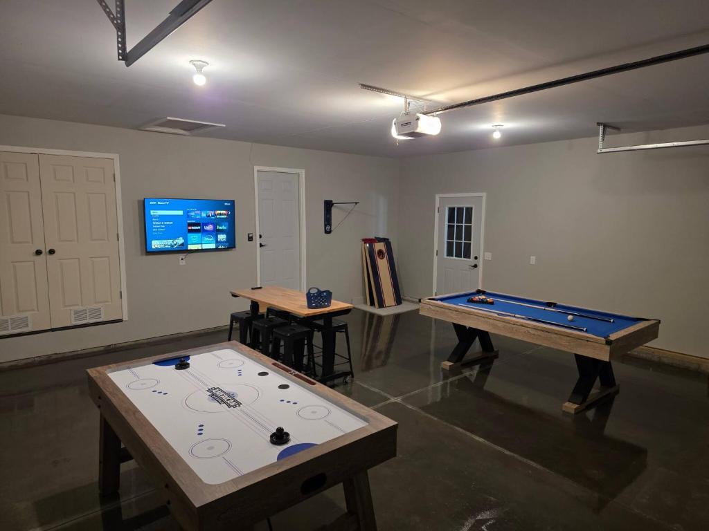 Herní místnost v ubytování New Construction Home in Port Huron with Game Room