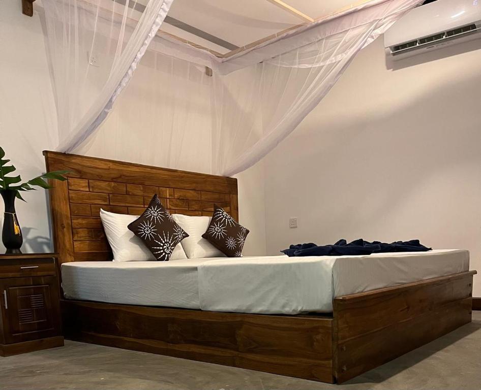 Postel nebo postele na pokoji v ubytování Jungle Nook Hiriketiya