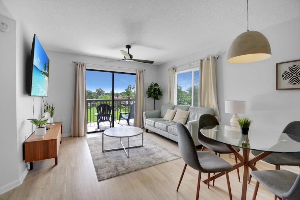 Posezení v ubytování 1 Bedroom Condo with Heated Pool A-22