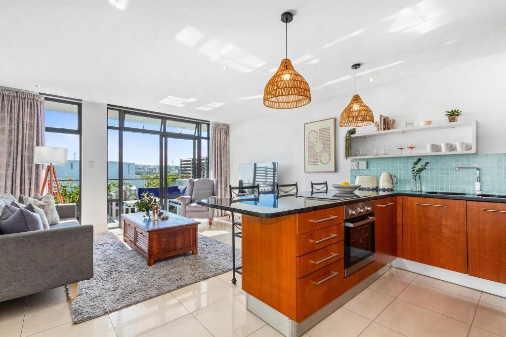 Η κουζίνα ή μικρή κουζίνα στο Eden On The Bay 174B by Host Agents