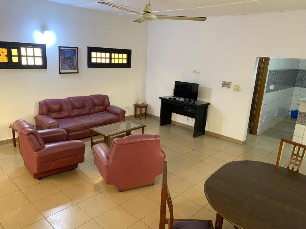 a living room with a couch and a table at Résidence Agbevivi in Aného