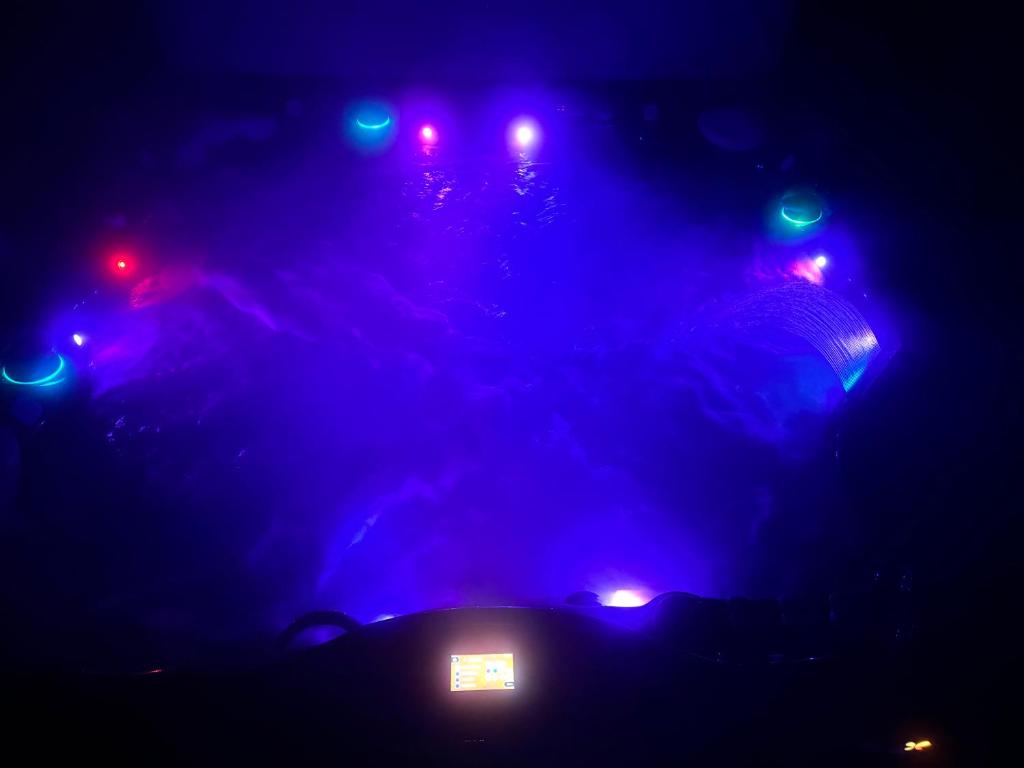 eine Gruppe von Lichtern auf einer Bühne in der Nacht in der Unterkunft Newer Cozy Guest Cottage with Saltwater Spa! in Weed