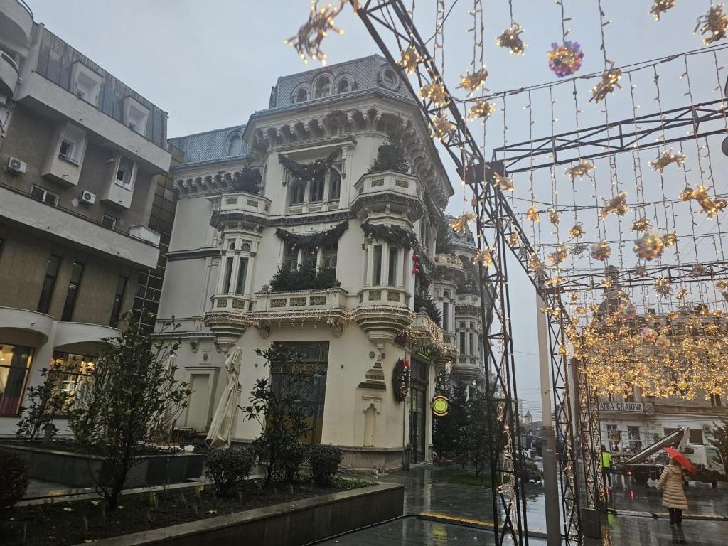 クラヨーヴァにあるCity Centre Craiovaの白い建物