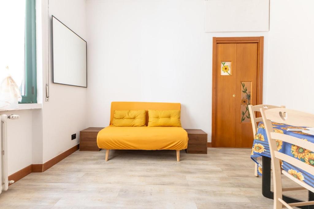 HOST4U - The House Of The Rising Sun, Apartment in Milan City