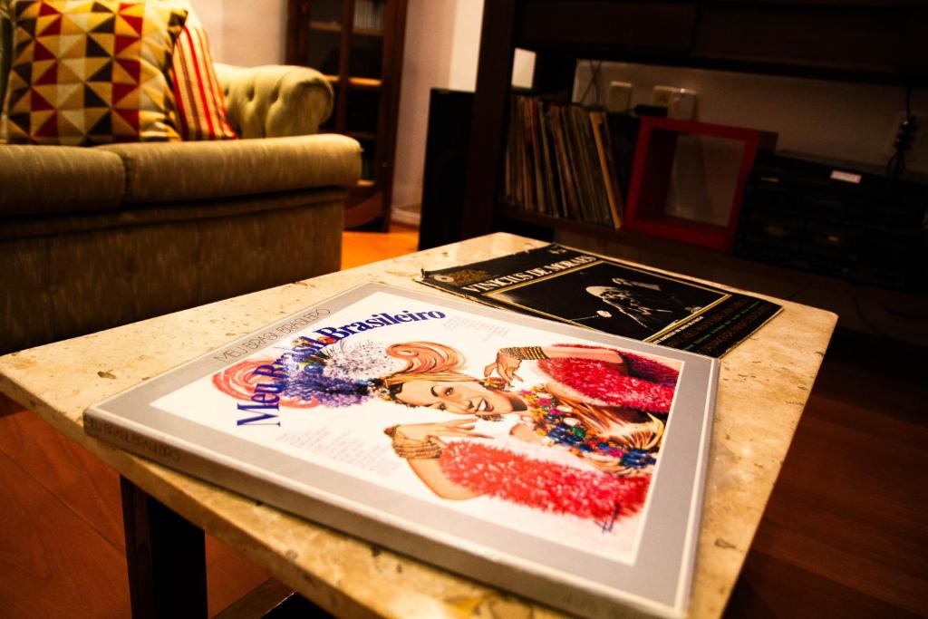 ein Tisch mit einem Poster darauf in der Unterkunft Book Santos SaintClaude 100 metros quadrados no Coração de Santos in Santos