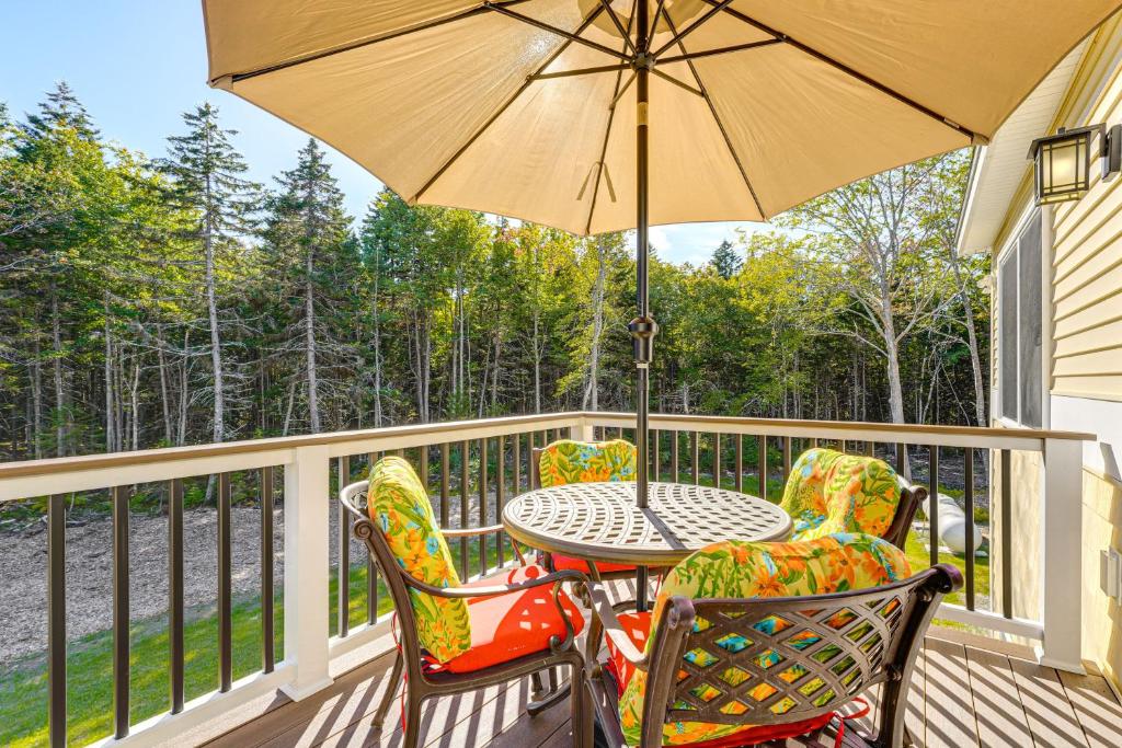 Ocean Pointにある2 Mi to Grimes Cove! 2-Story Unit on 3 Acresのポーチ(テーブル、椅子、傘付)
