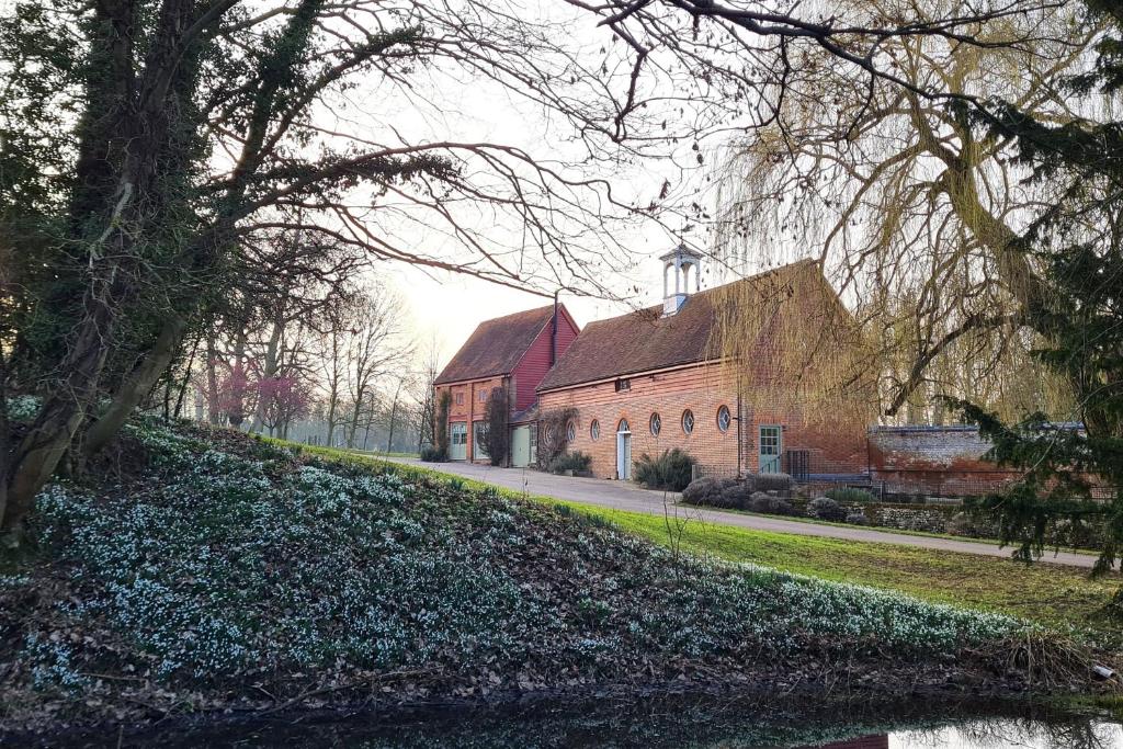 Aed väljaspool majutusasutust Belchamp Hall Hayloft and Stables