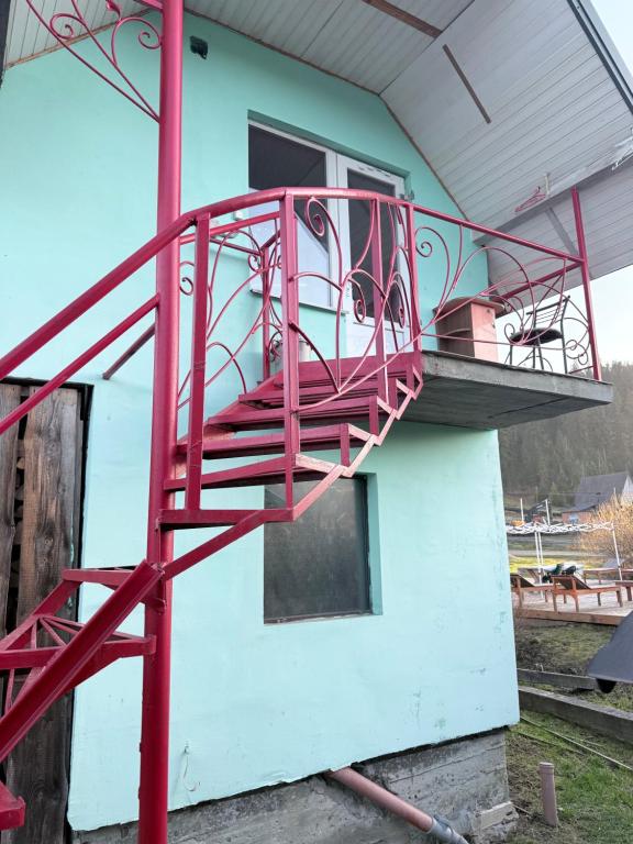 スラブスクにあるНа Двоїхの建物の側面にある赤い非常階段