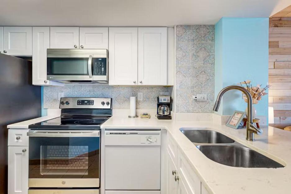 Η κουζίνα ή μικρή κουζίνα στο Beautifully Renovated Oceanfront 1BR! Roxanne Towers 303