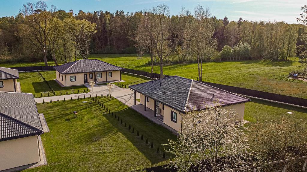 eine Luftaufnahme eines Hauses mit Garten in der Unterkunft Kintu Perlas Villa - with optional Hot Tub on request in Kintai