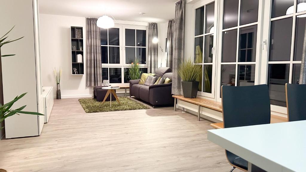 Posezení v ubytování Exklusives Penthouse mit Dachterrasse, hochwertig ausgestatteter Küche mit Dampfgarer, inklusive 2 Stellplätze und Fahrradgarage