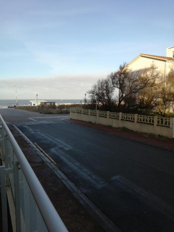eine leere Straße mit einem Zaun an der Seite in der Unterkunft Terrasse du 7 in Notre-Dame-de-Monts