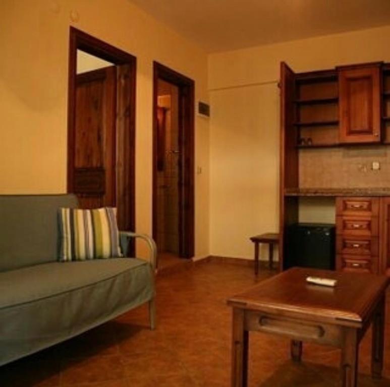 een woonkamer met een bank en een tafel bij Turunç Barbaros Apart in Marmaris